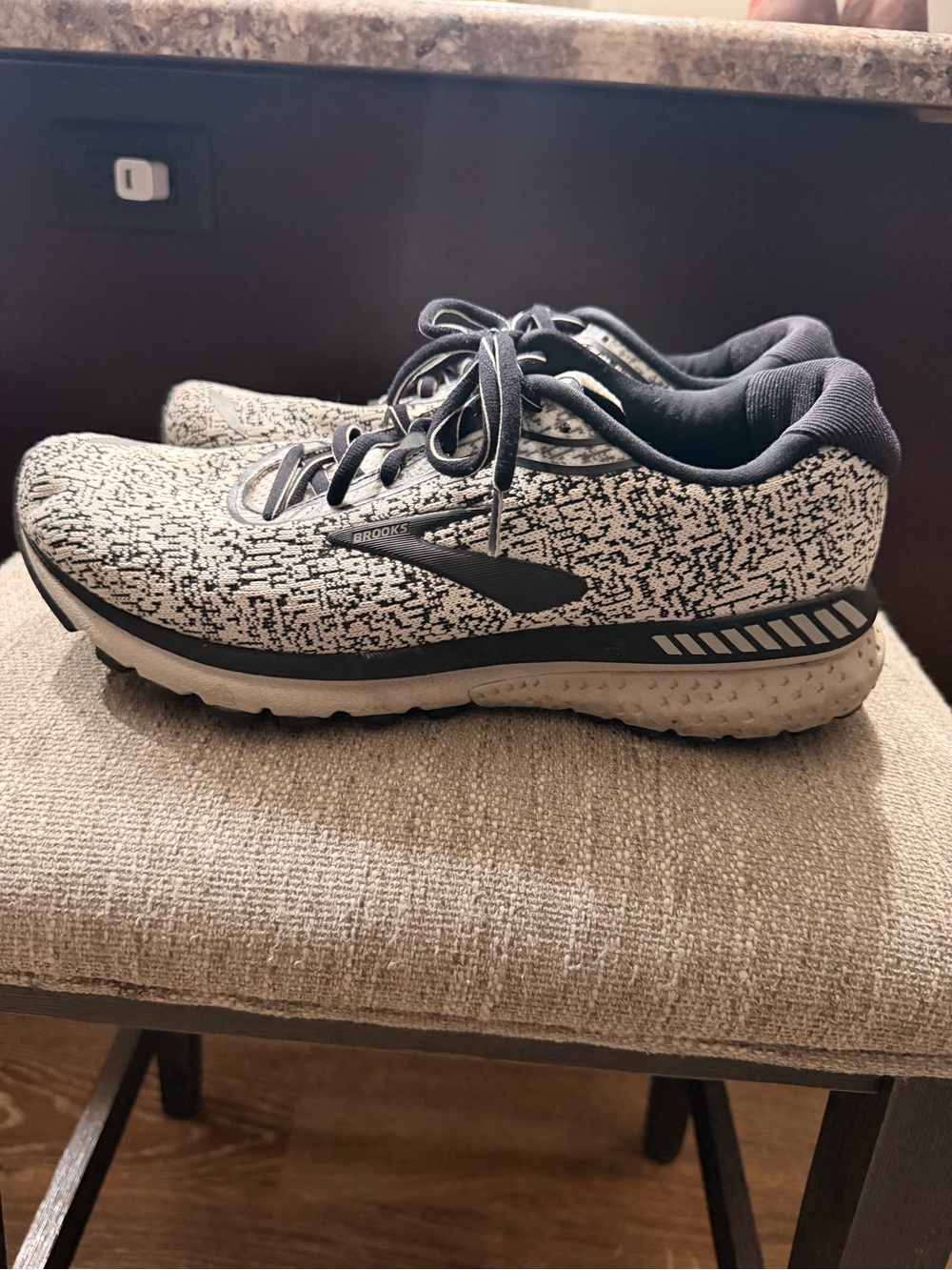 Brooks Men’s Adrenaline 20 Black and White Knit Running Shoes size 12